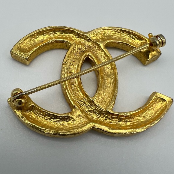 Authentic Chanel vintage gold CC Brooch - Picture 11 of 17